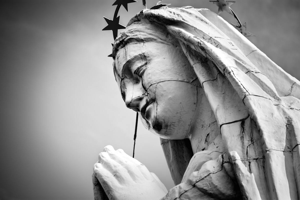 Estátua de uma santa.