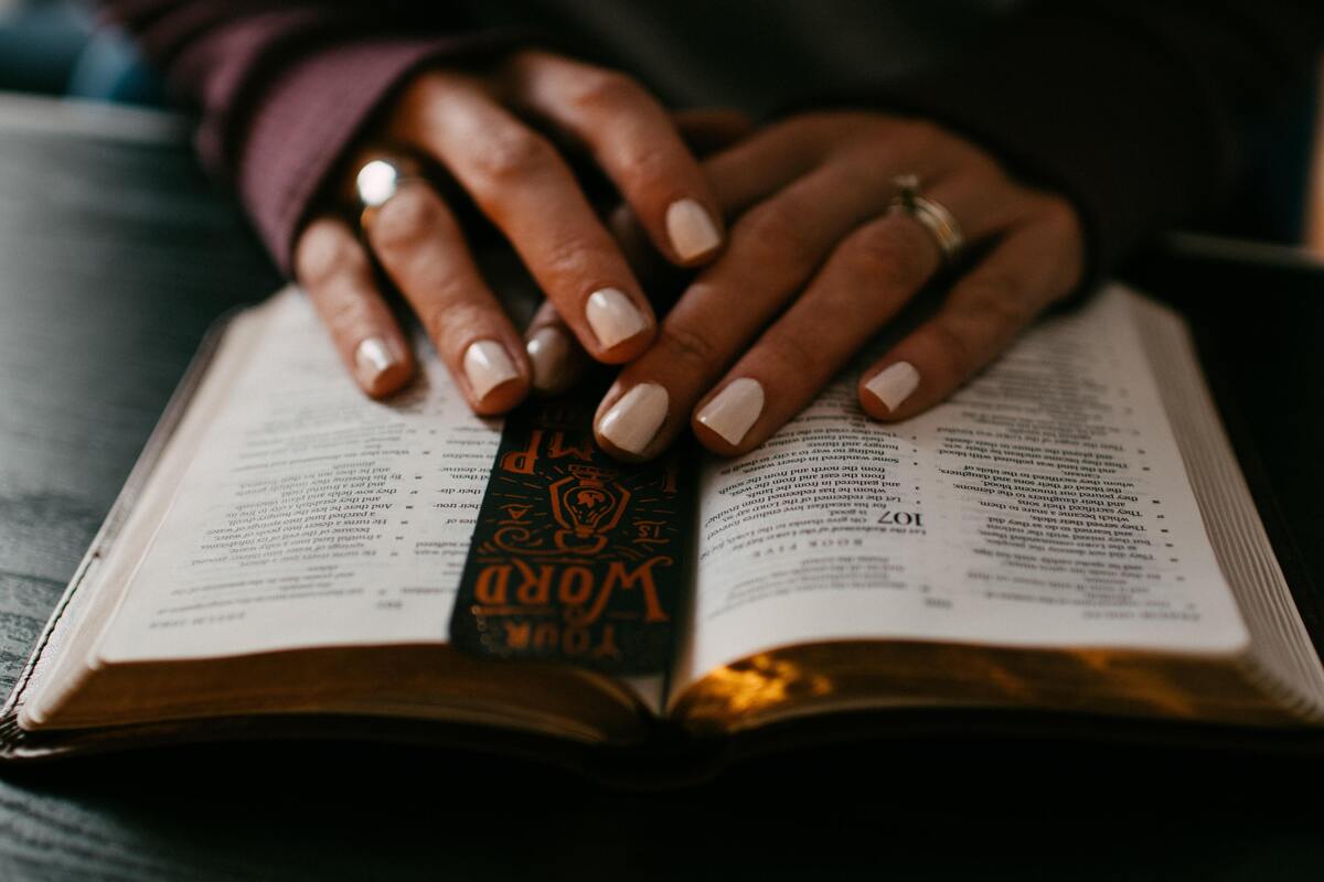 Mulher com a mão em cima de uma bíblia. 