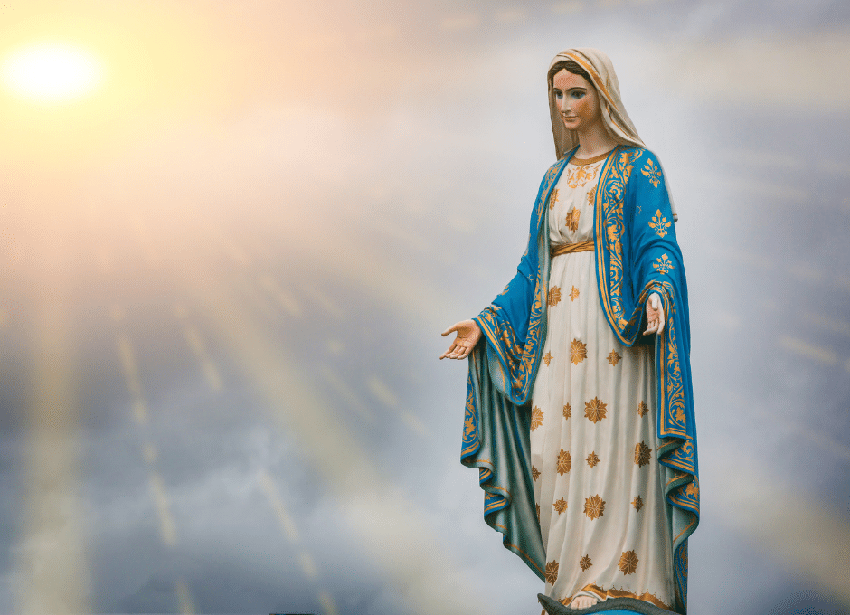 Imagem da Virgem Maria de braços abertos sendo iluminada pelo sol