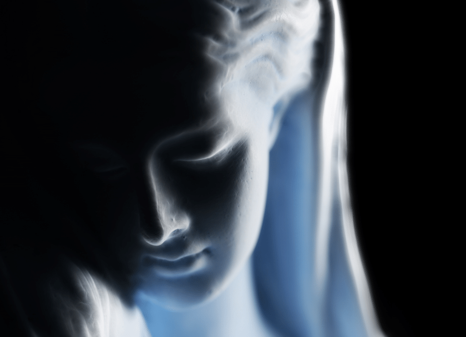 Estátua da Virgem Maria com um lado do rosto no escuro