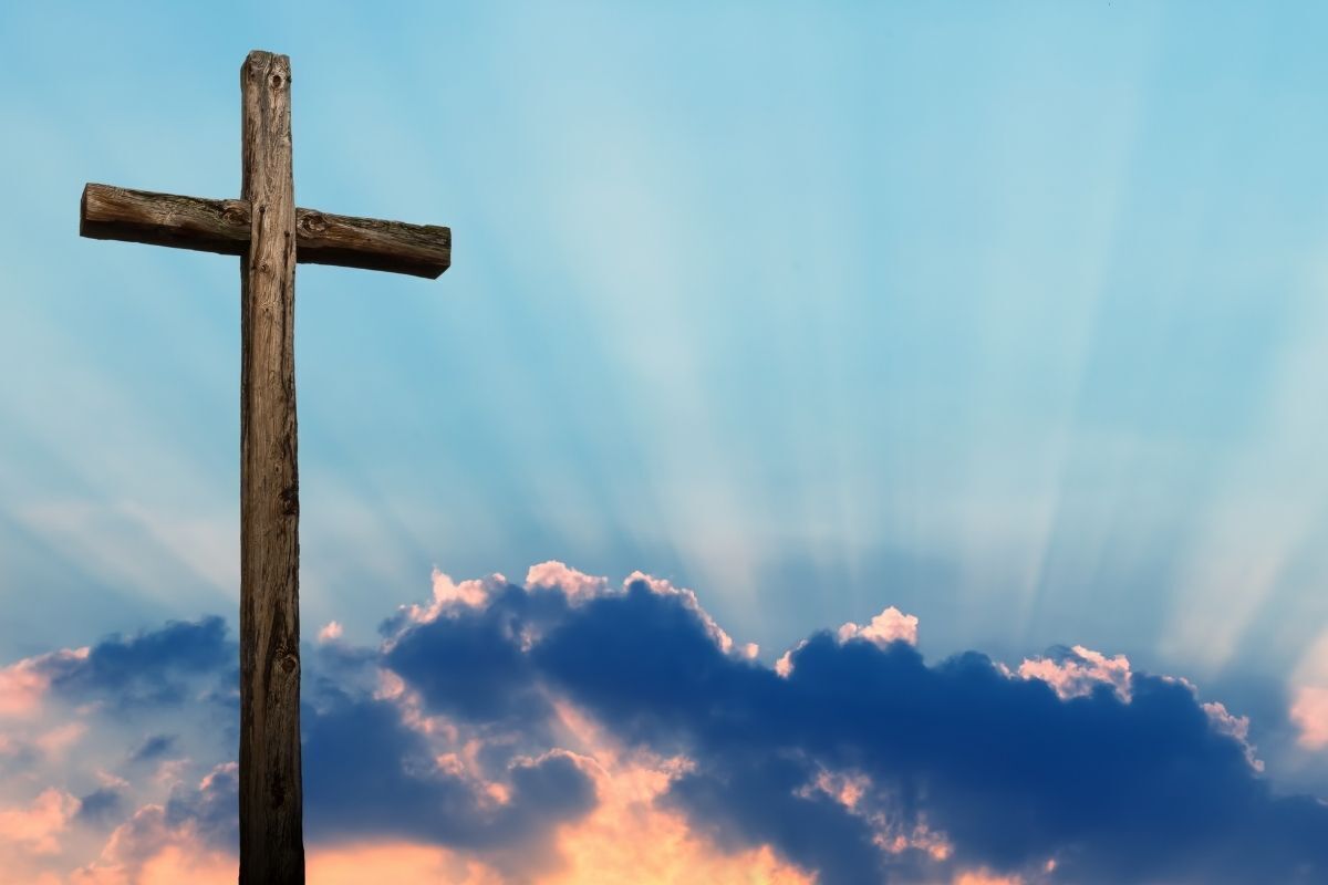 Mundo Espiritual para o Cristianismo, foto de uma cruz de madeira em um céu azul