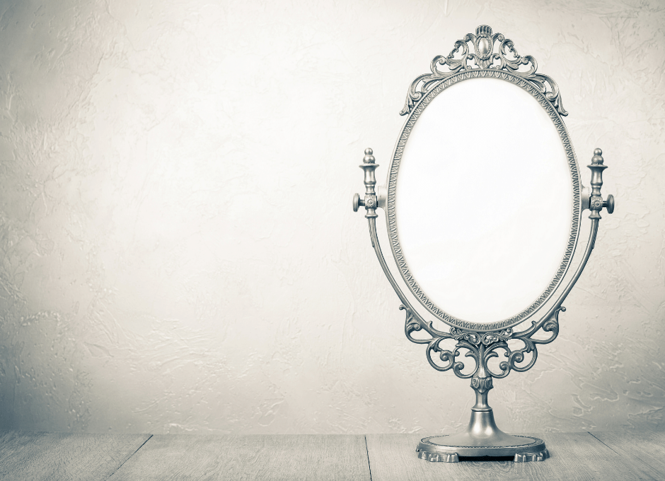 Espelho em uma sala vazia sem refletir nenhuma imagem