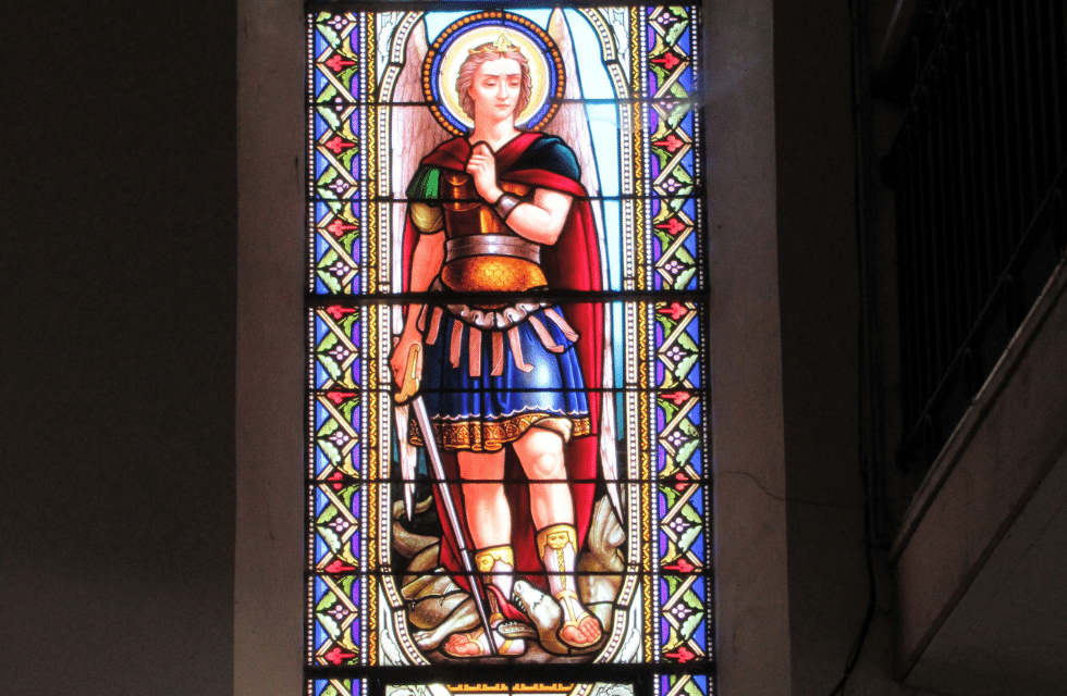 Janela de uma igreja com pintura do arcanjo São Miguel