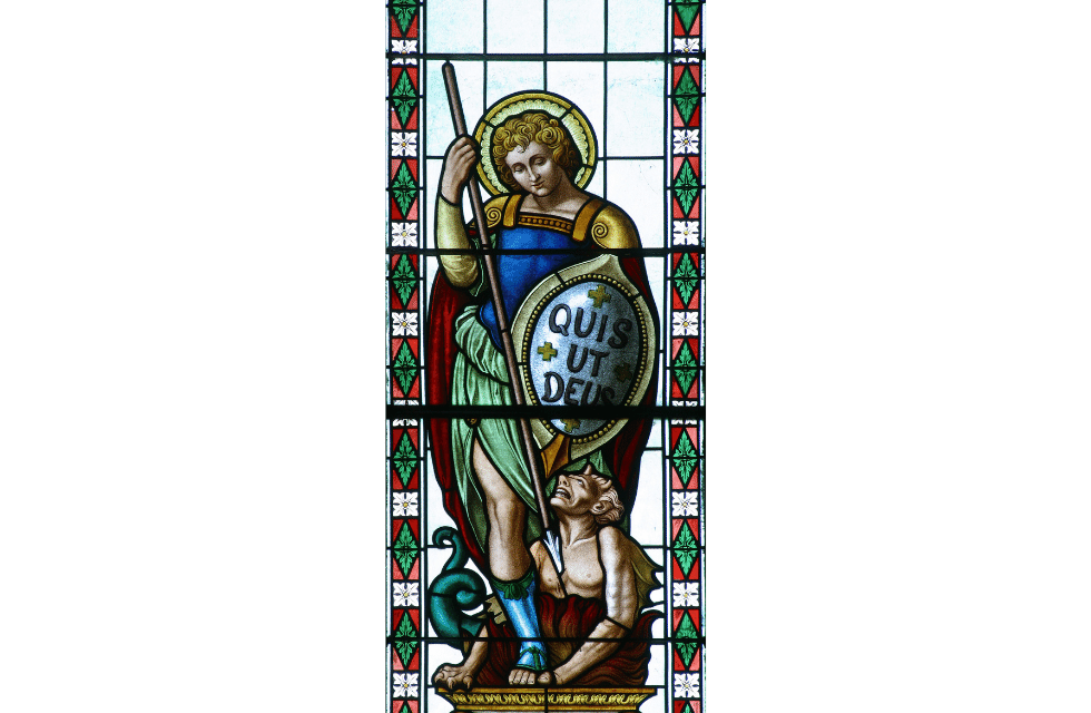 São Miguel pintado em uma janela olhando para baixo