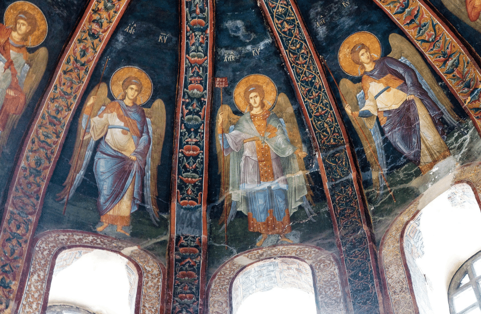 Arcanjos pintados no teto de um templo