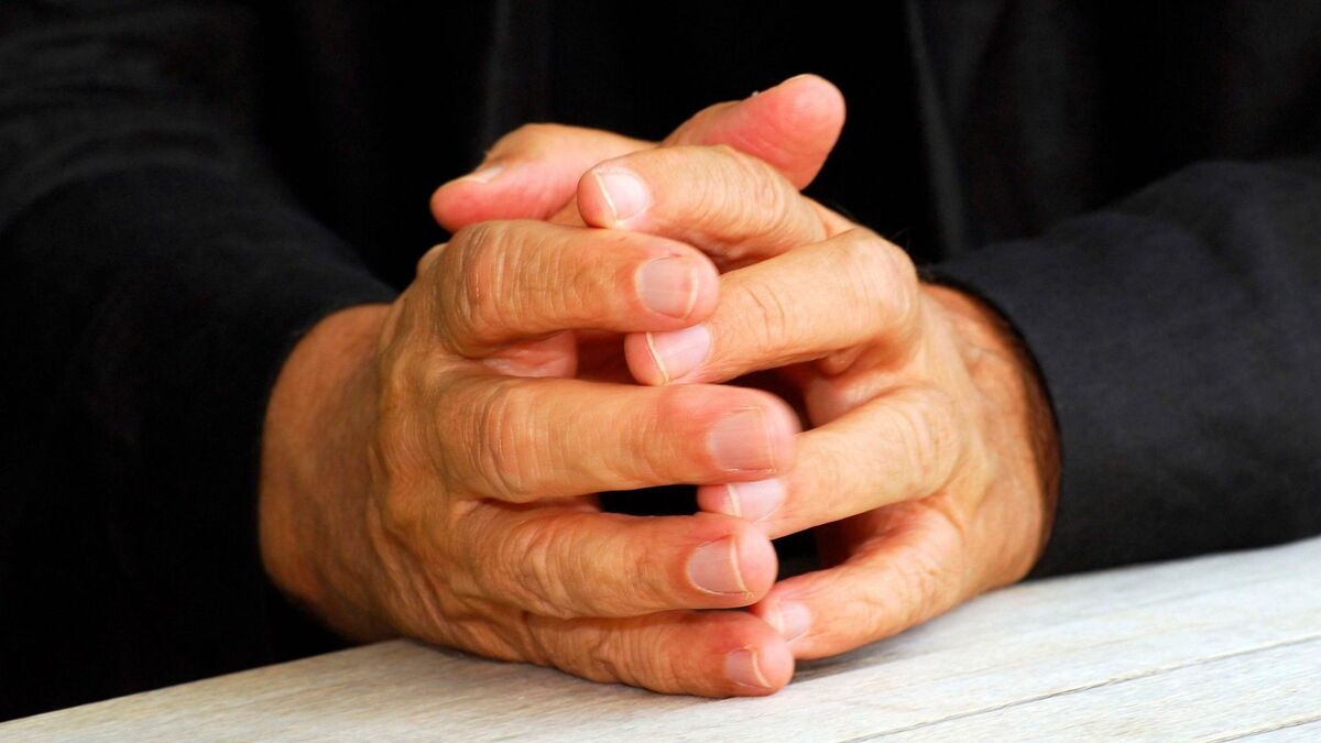 Mãos em forma de oração.