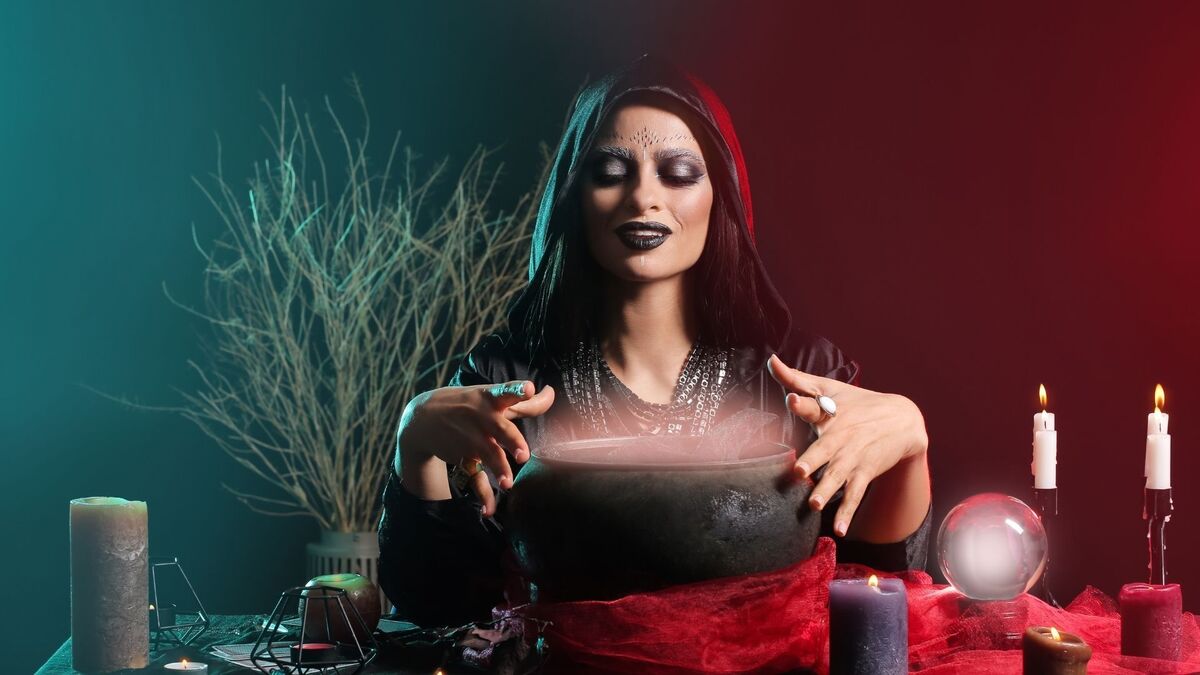 Bruxa fazendo um ritual.