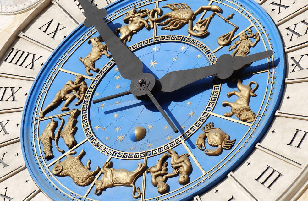 Relógio astrológico mostrando os signos