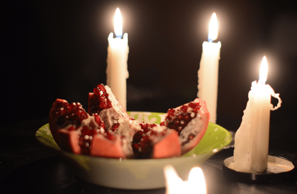 Velas e pedaços de fruta sobre a mesa para uma amarração amorosa