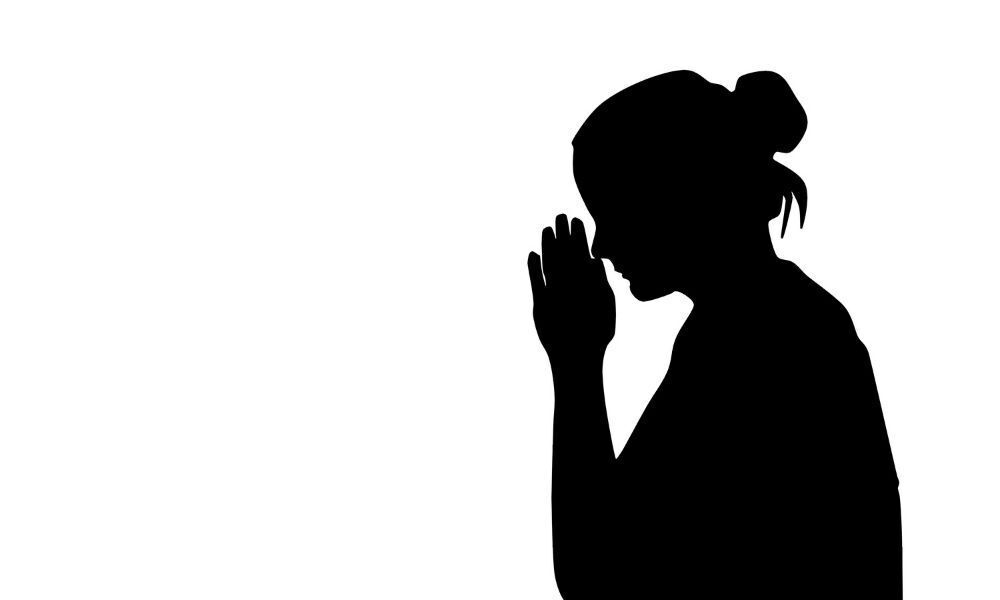 Mulher rezando.