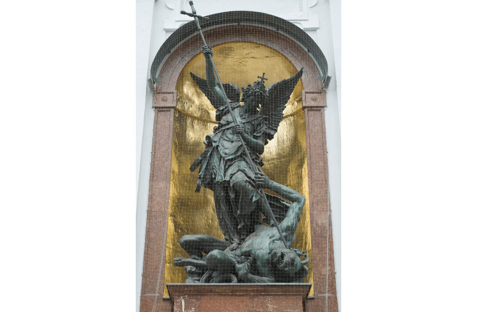 Estátua de São Miguel derrotando satã