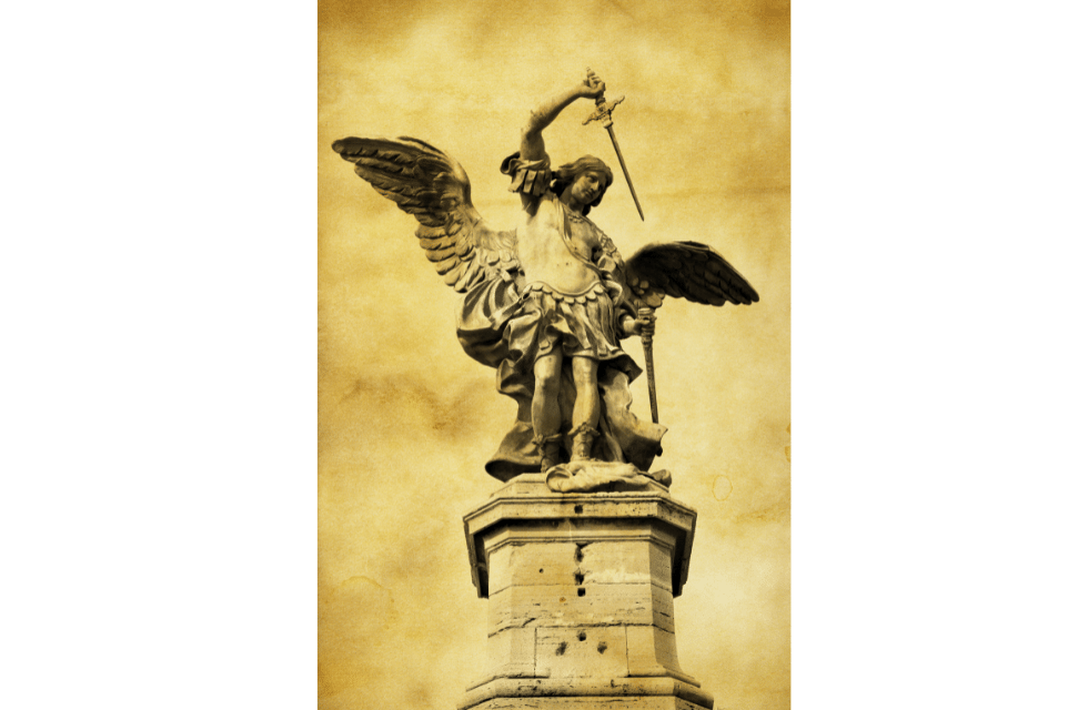Estátua de São Miguel empunhando uma espada