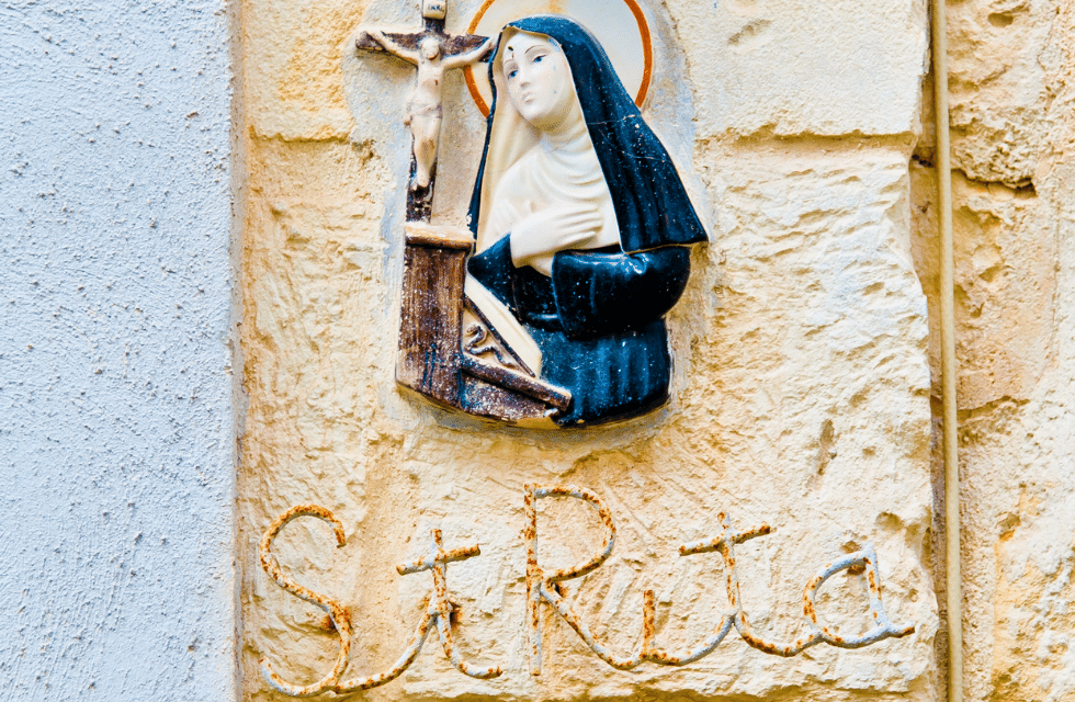 Escultura de Santa Rita de Cássia na parede