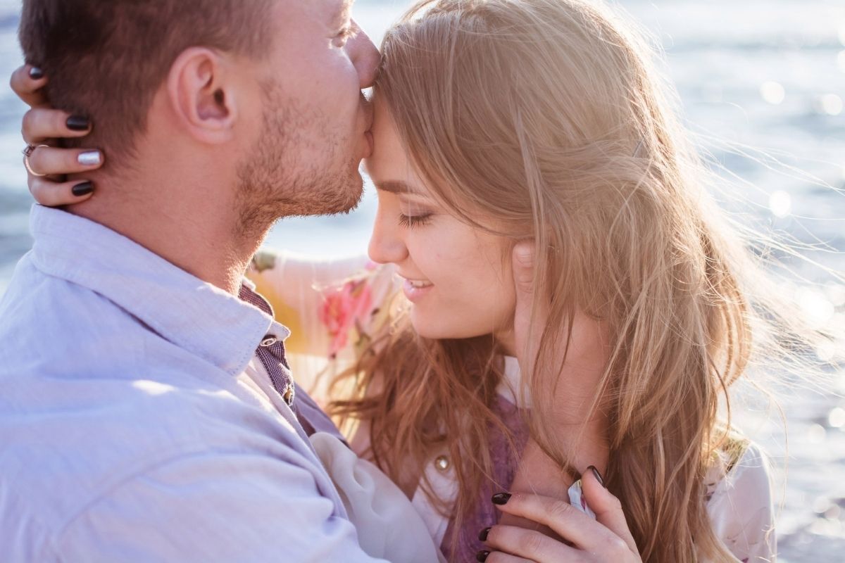 Homem beijando a testa de sua namorada