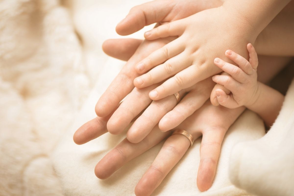 Mãos dos pais e dos bebês juntas