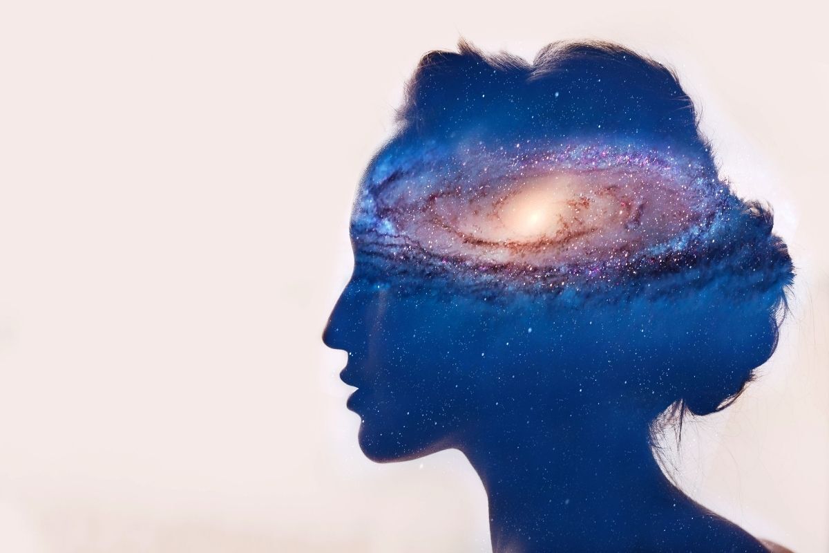 Ilustração de uma mulher com uma galáxia na cabeça