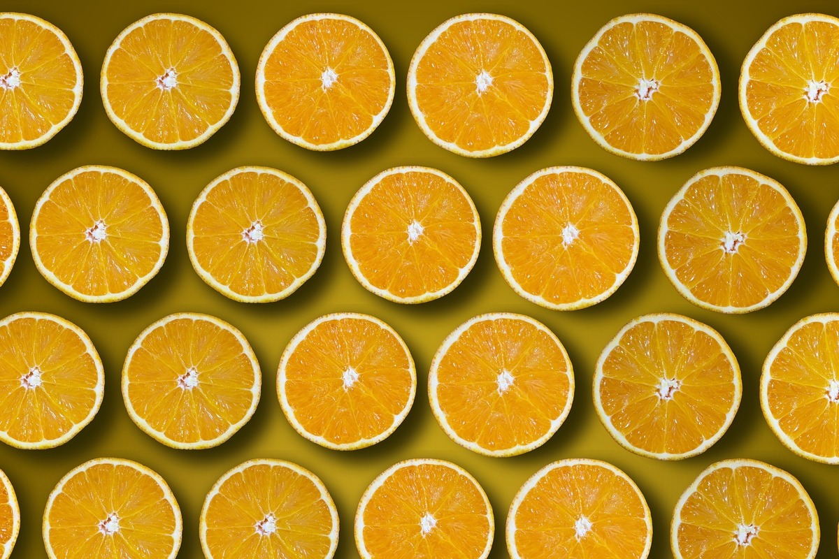 Várias laranjas cortadas ao meio.