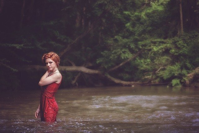 Mulher tomando banho no rio
