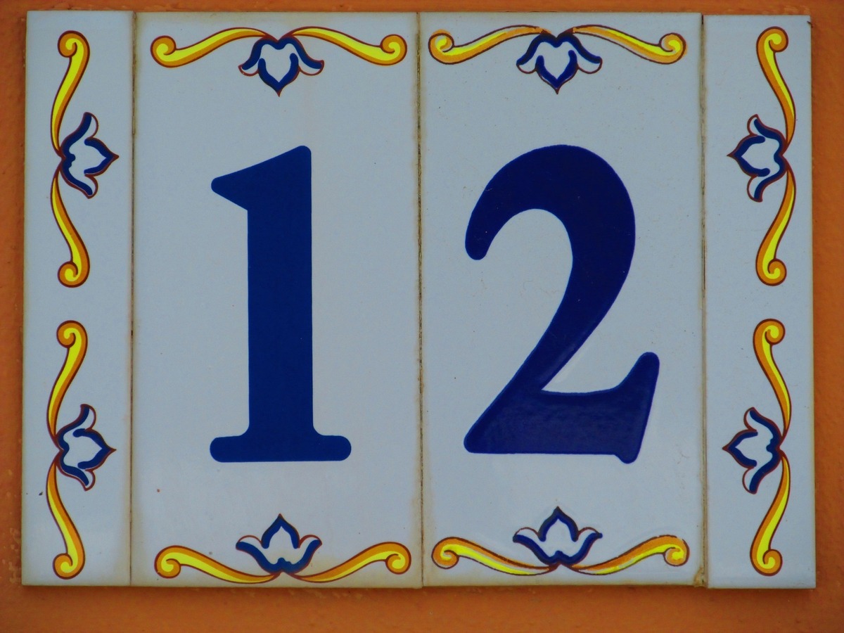 O número 12 em azulejo branco e decorado, utilizado para numerar casas. 