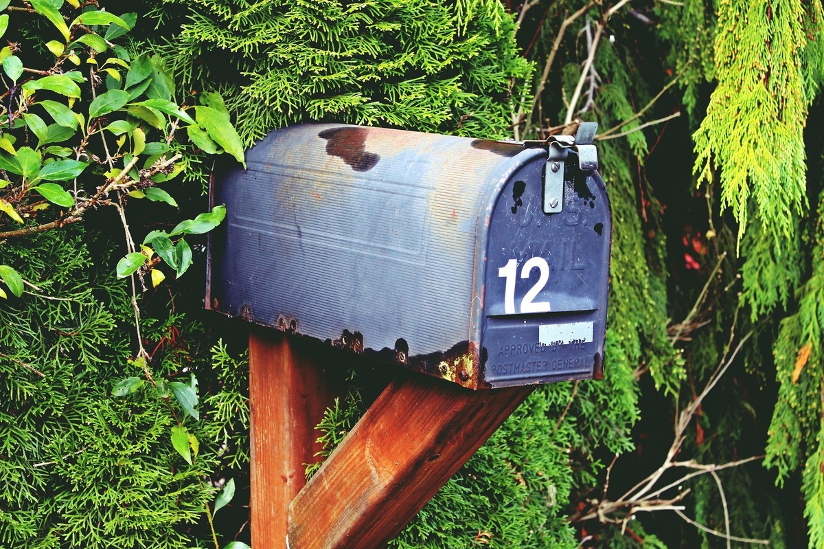 Caixa de correio com número 12 gravado em branco.