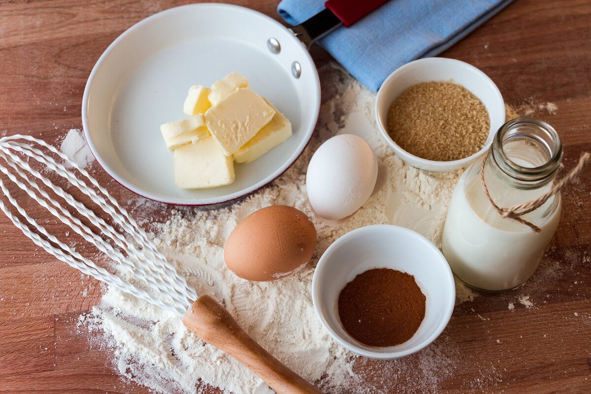 Farinha, manteiga, ovos e diversos outros ingredientes utilizados na preparação de pão doce.