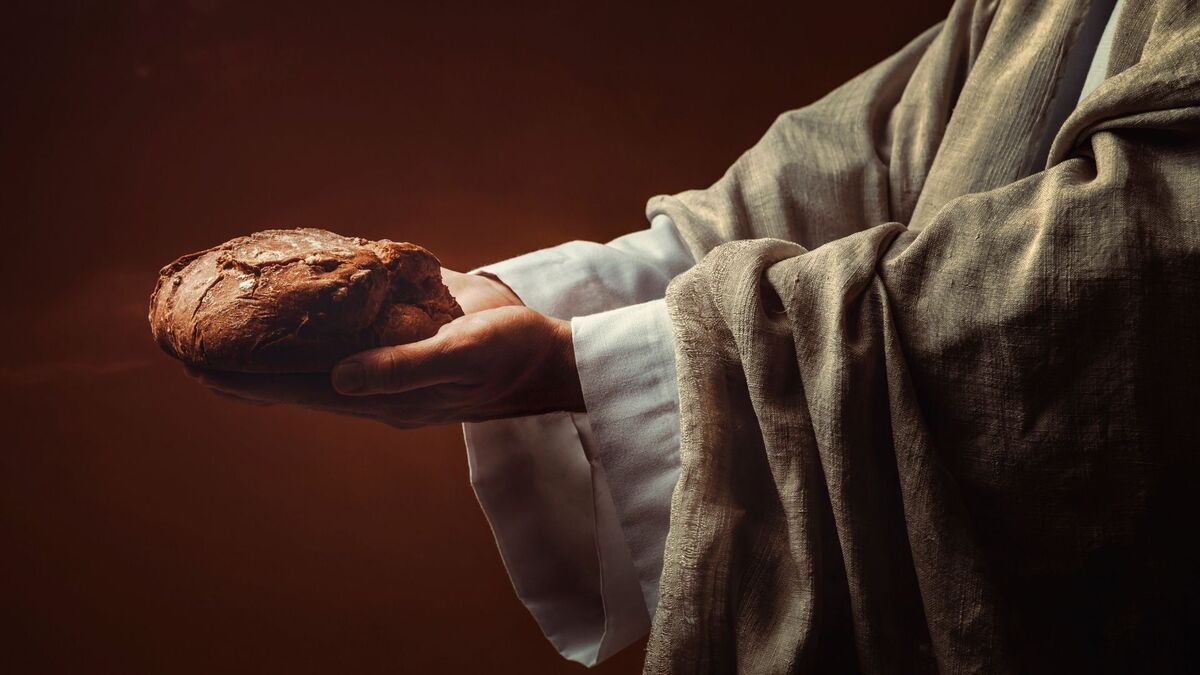 Jesus segurando um pão.