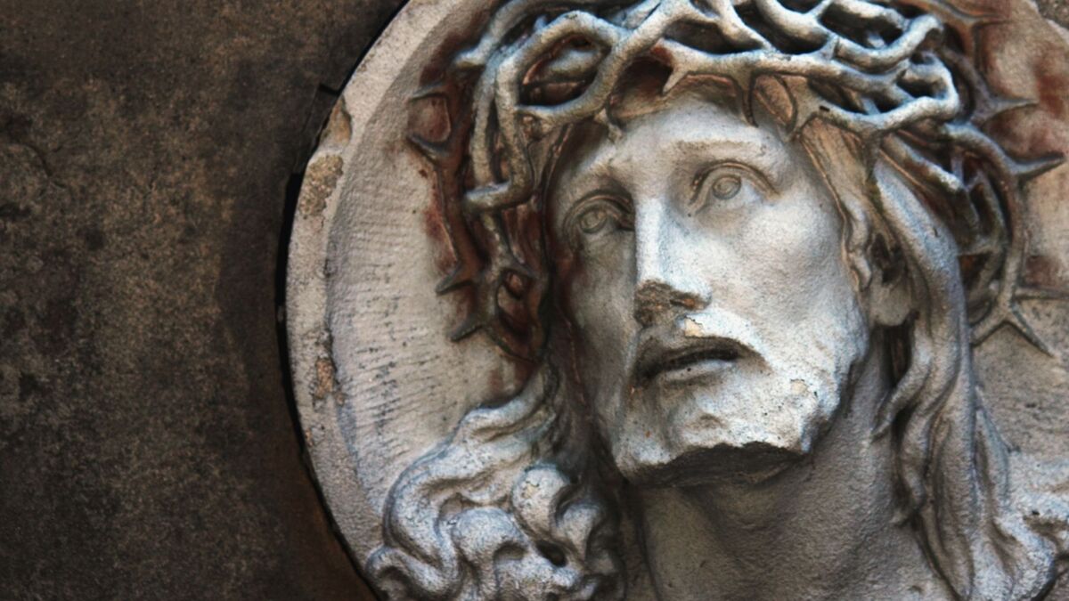 Estátua do rosto de jesus.