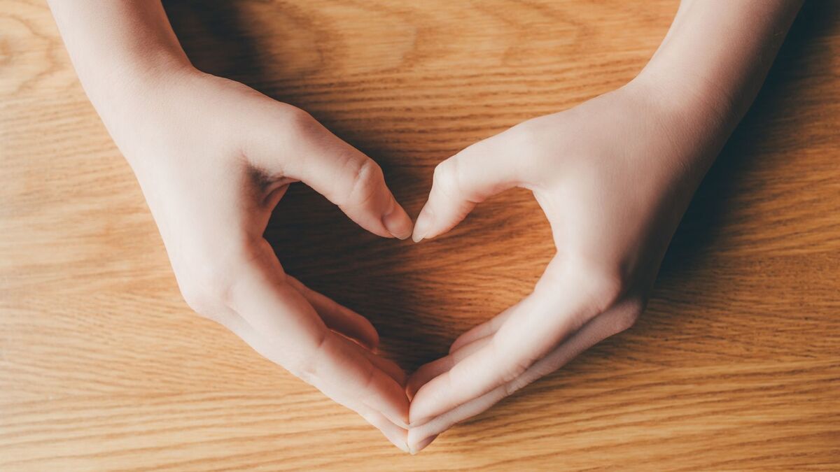 Mãos em forma de coração.
