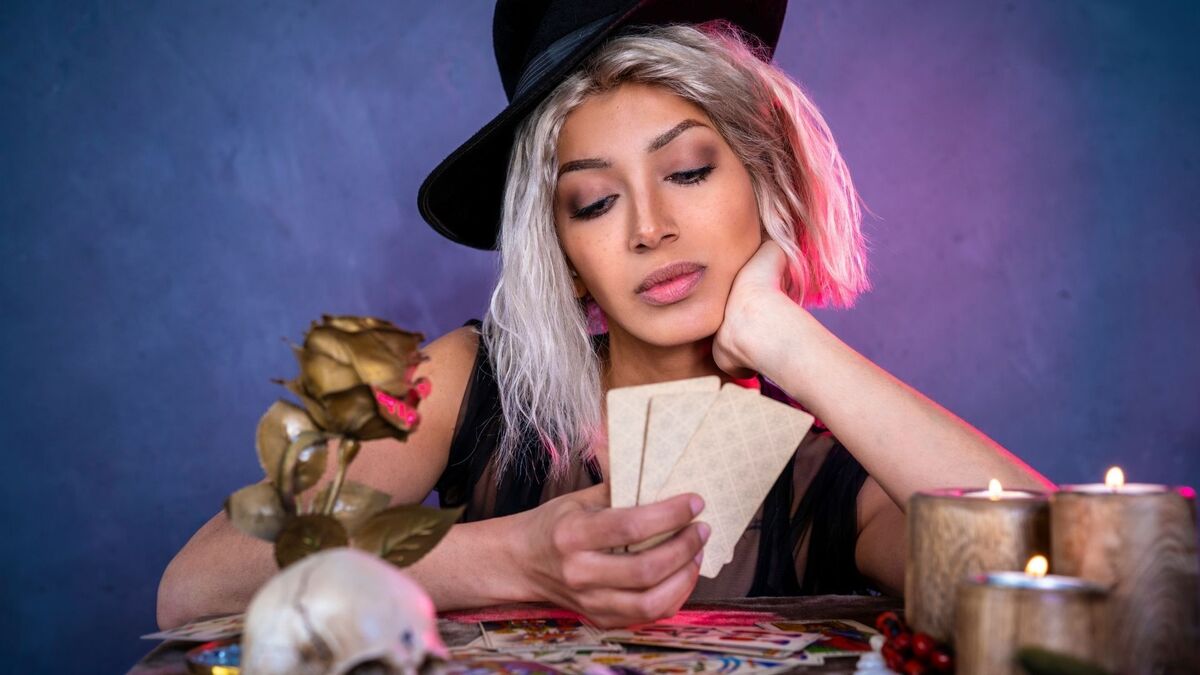 Bruxa jogando tarot.