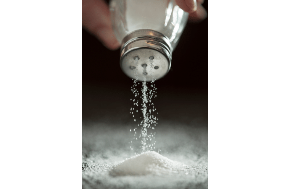 Pitada de sal fino sendo colocada em um banho