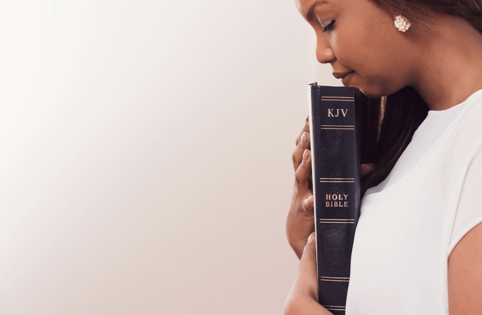 Mulher segurando a Bíblia
