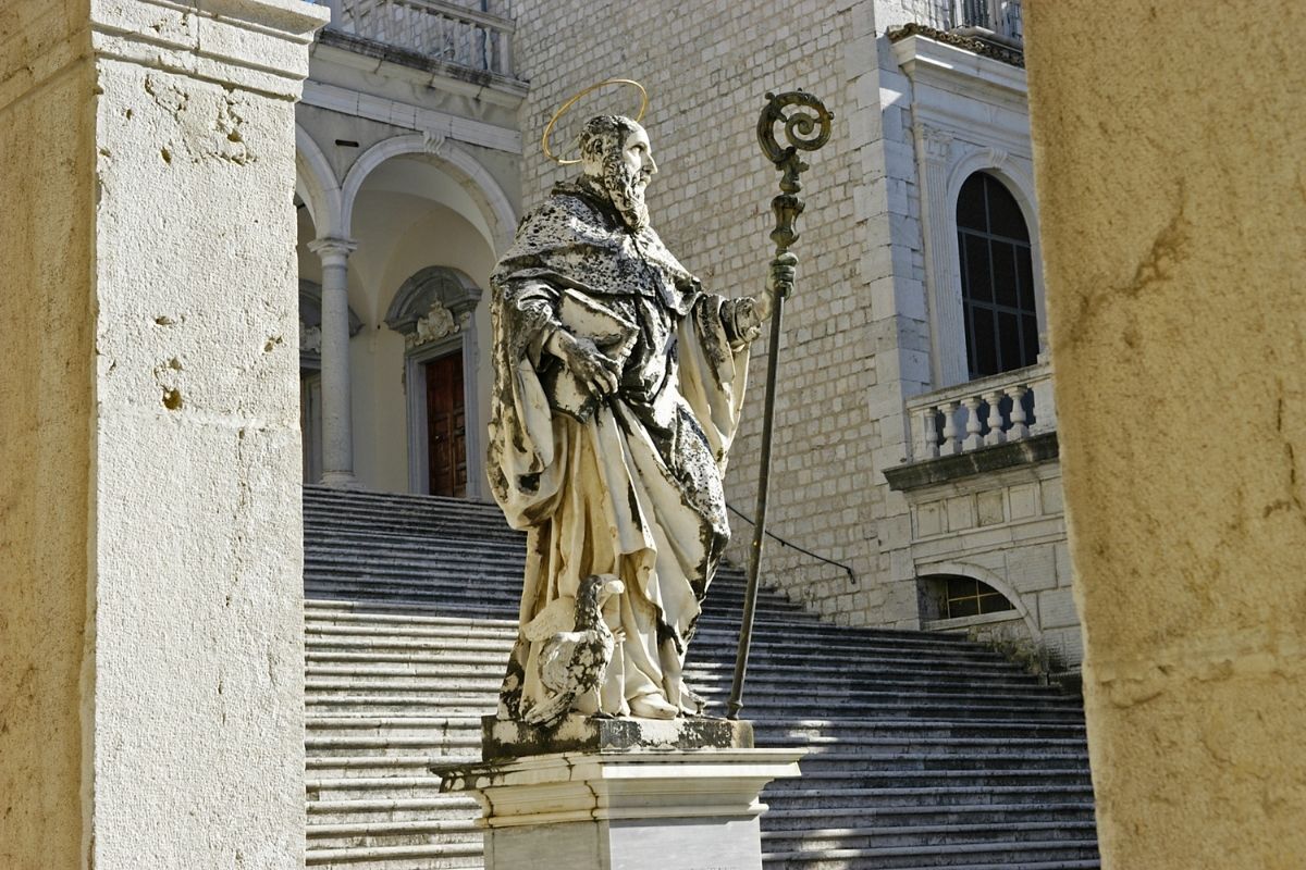Estátua de São Bento de Núrsia