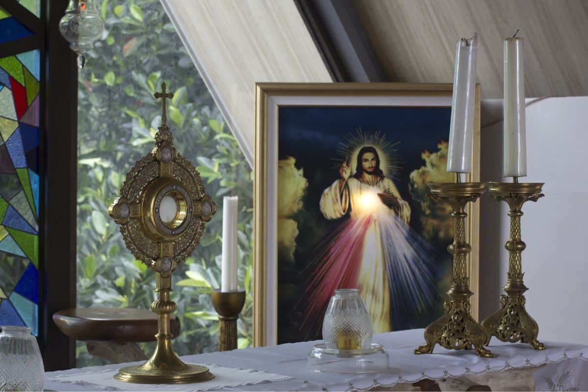Altar com quadro de Jesus Cristo misericordioso velas e o Santíssimo Sacramento