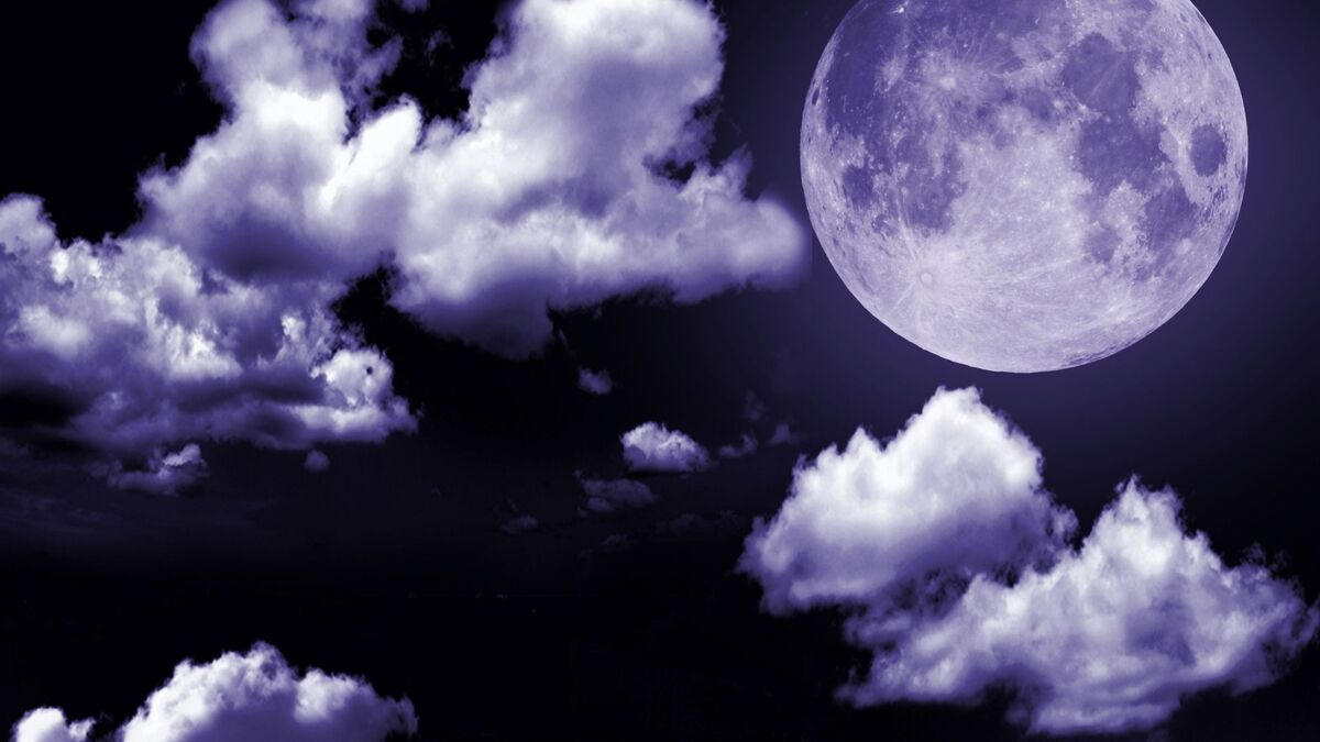 Lua cheia em um céu com núvens.