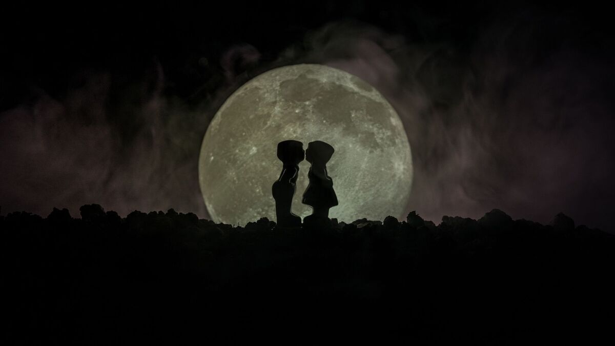 Lua cheia com um casal na frente.