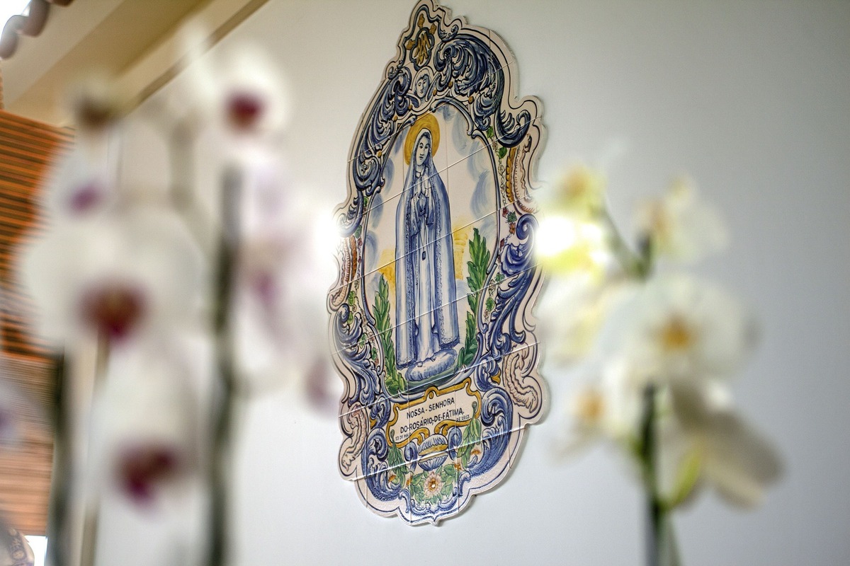 Azulejo de Nossa Senhora de Fátima em igreja.