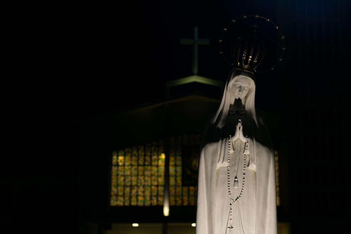 Imagem de Nossa Senhora de Fátima em igreja.