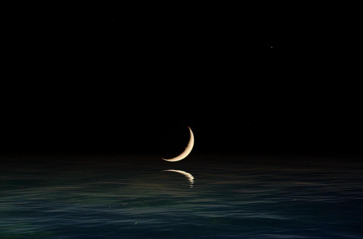 Lua minguante refletida no mar