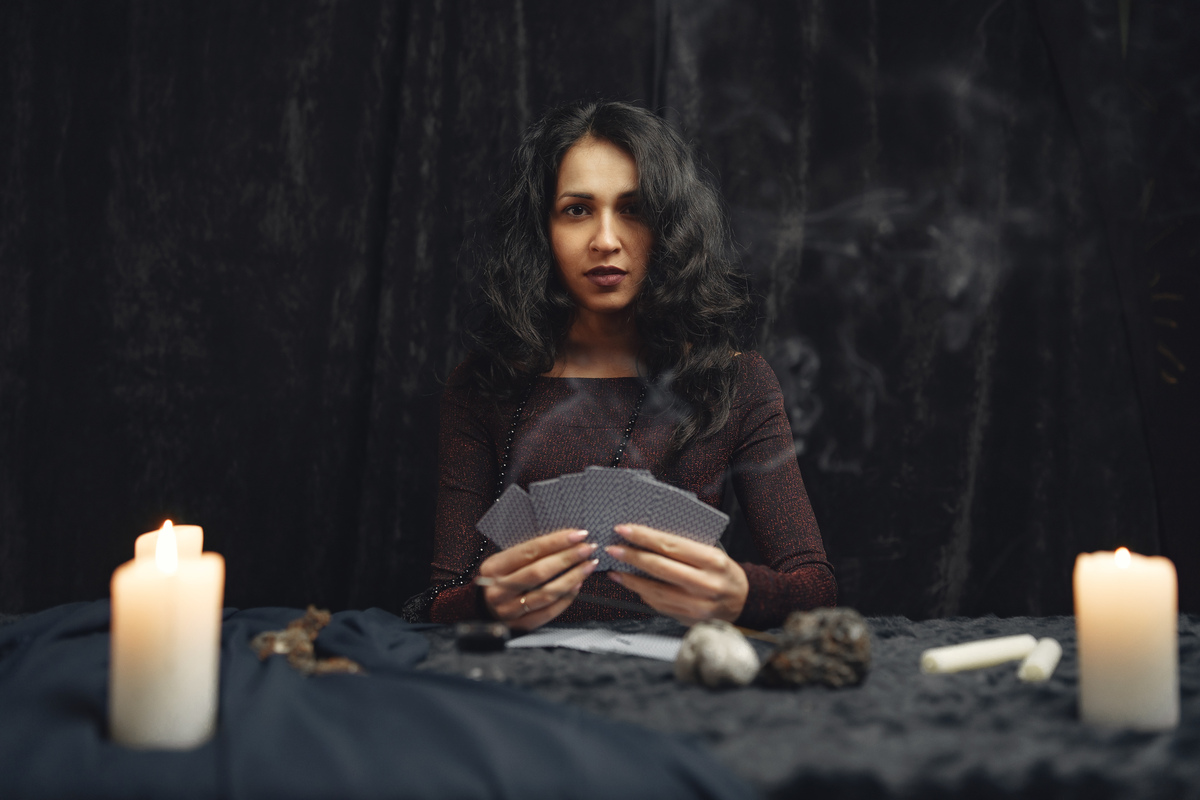Mulher misteriosa fazendo leitura de tarot