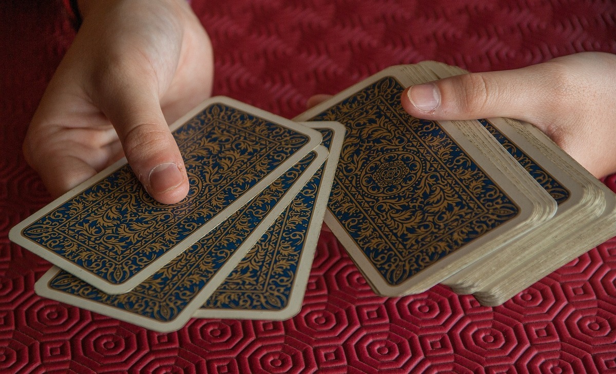 Pessoa tirando combinações de cartas no tarot cigano