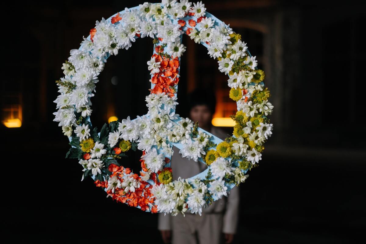 Símbolo de paz e amor feito com flores