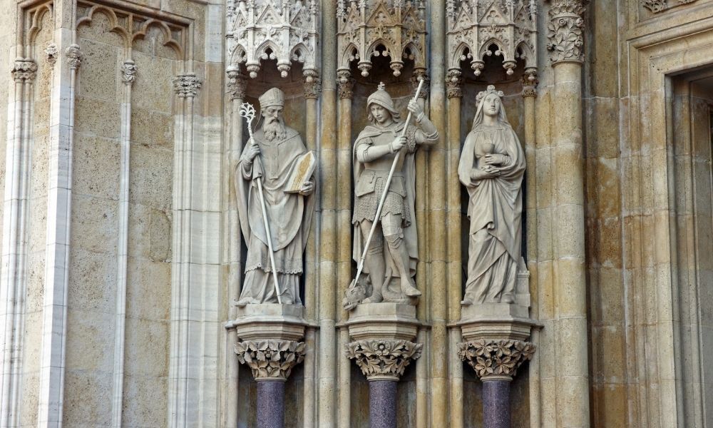 Estátuas de santos e Santa Bárbara.