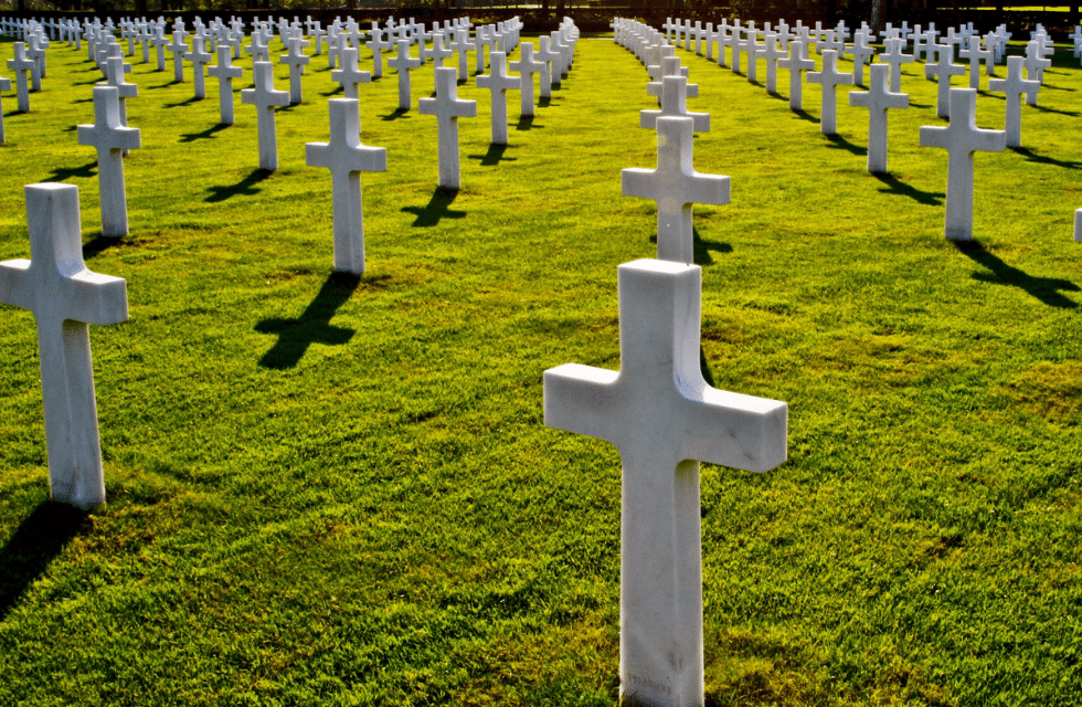 Conjunto de cruzes em cemitério
