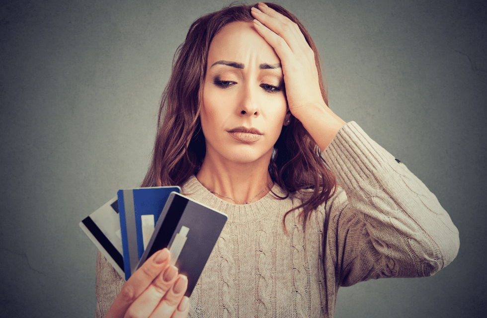 Mulher preocupada com cobranças do cartão de crédito