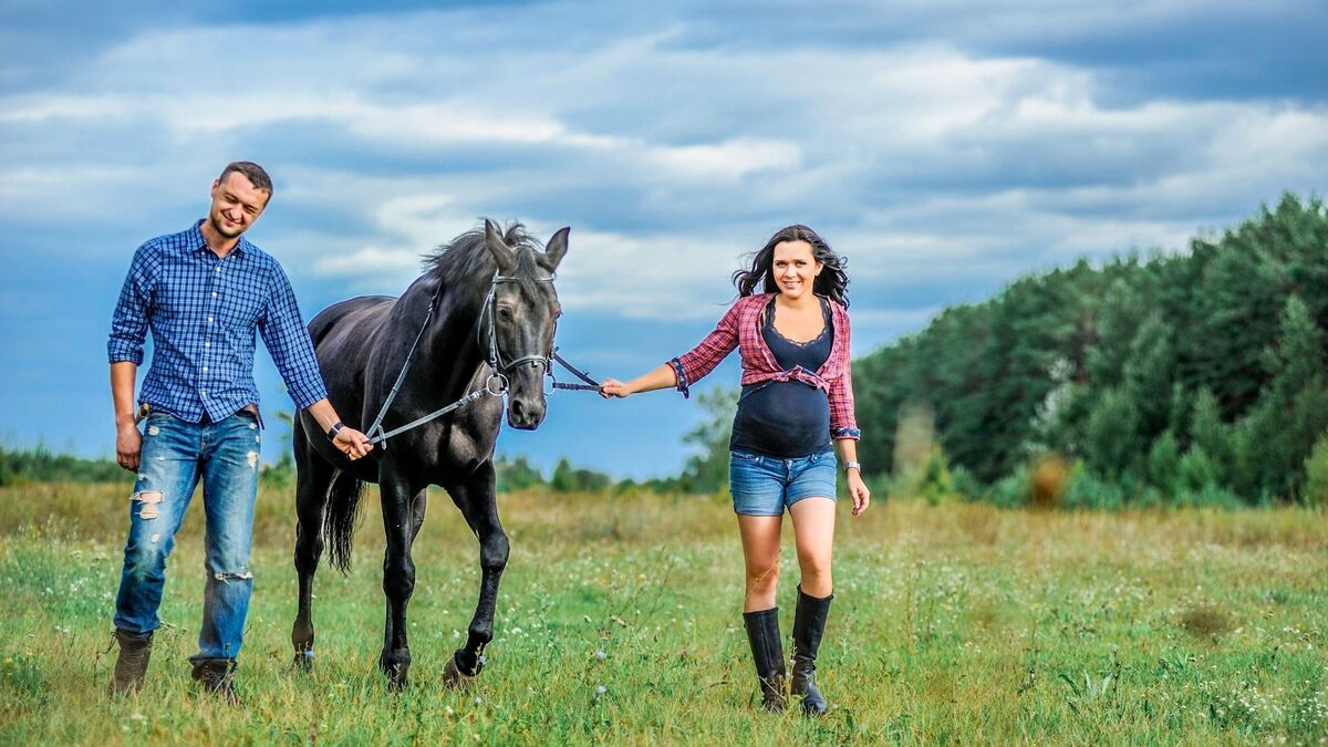 Cavalo manso com um casal.