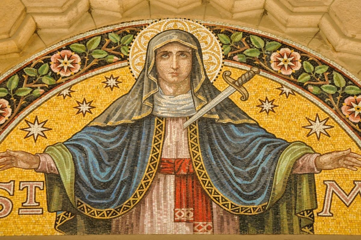 Imagem de Nossa Senhora das Dores em Mosaico, com os braços abertos e uma espada cravada em seu peito