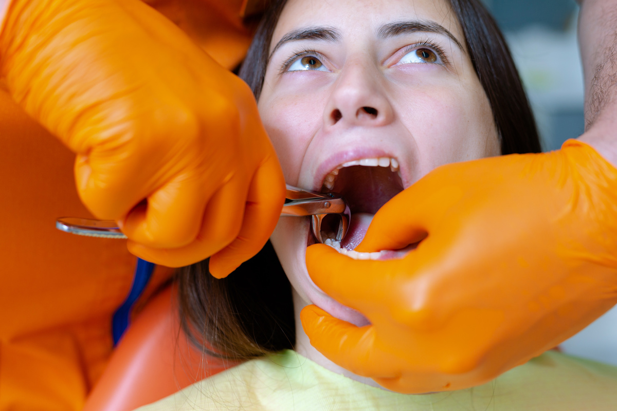 Mulher tendo dente arrancado