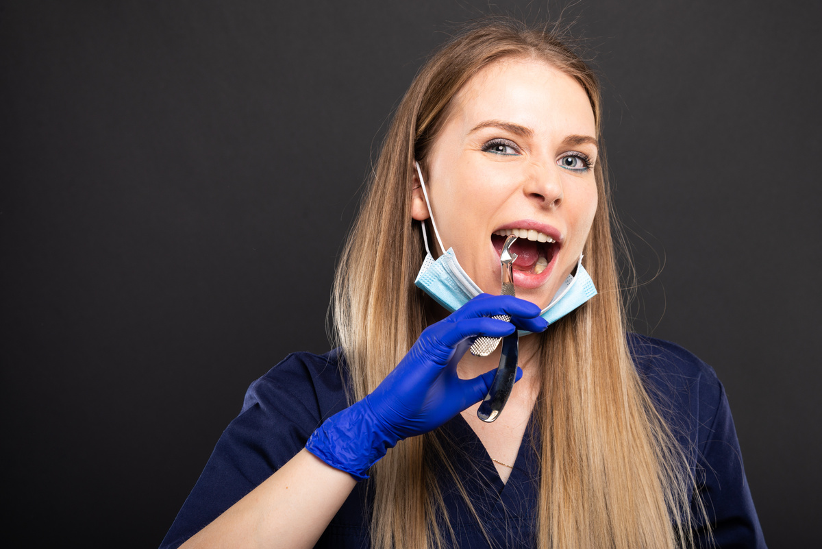 Dentista arrancando o próprio dente