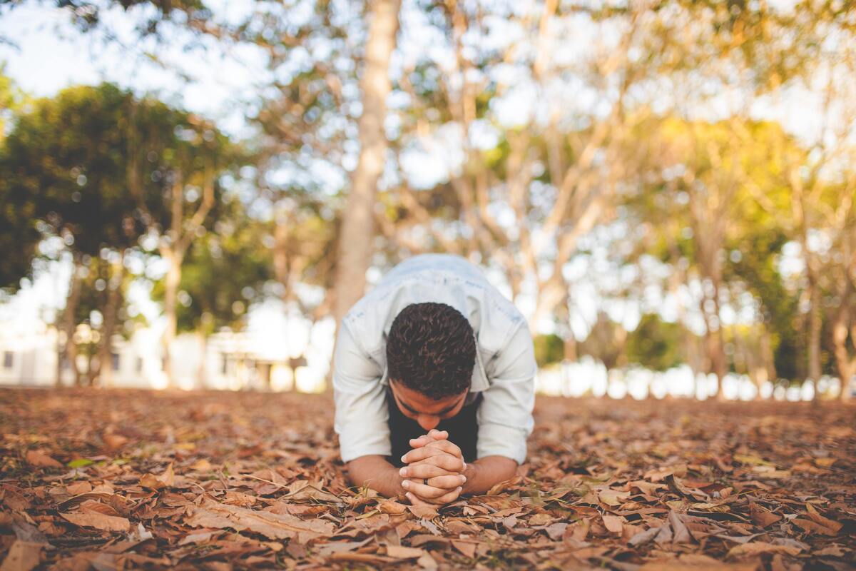 Homem rezando.