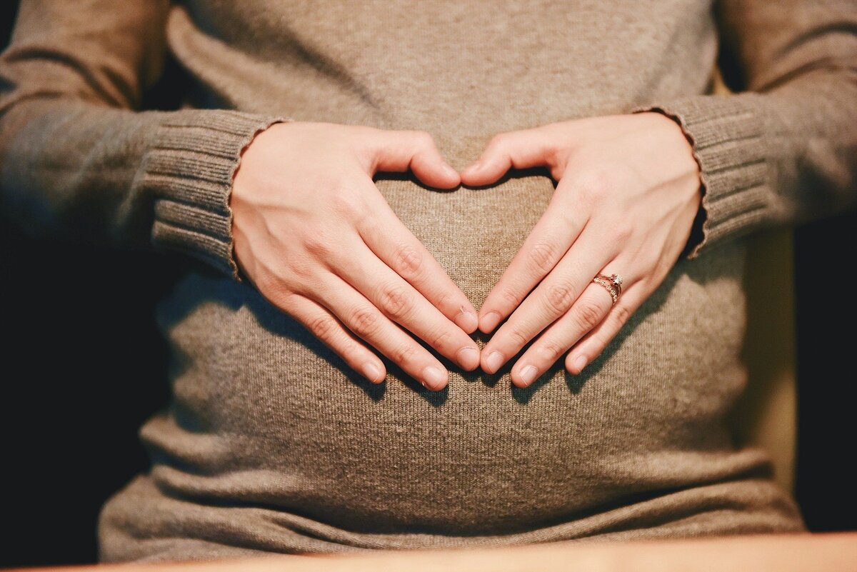 Imagem de ex-esposa segurando sua barriga de grávida.